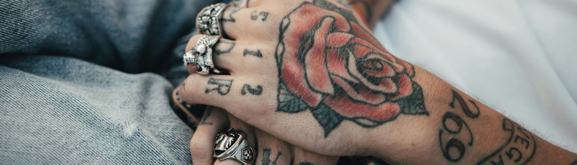 Tatuaggio biomeccanico dettagliato sul braccio
