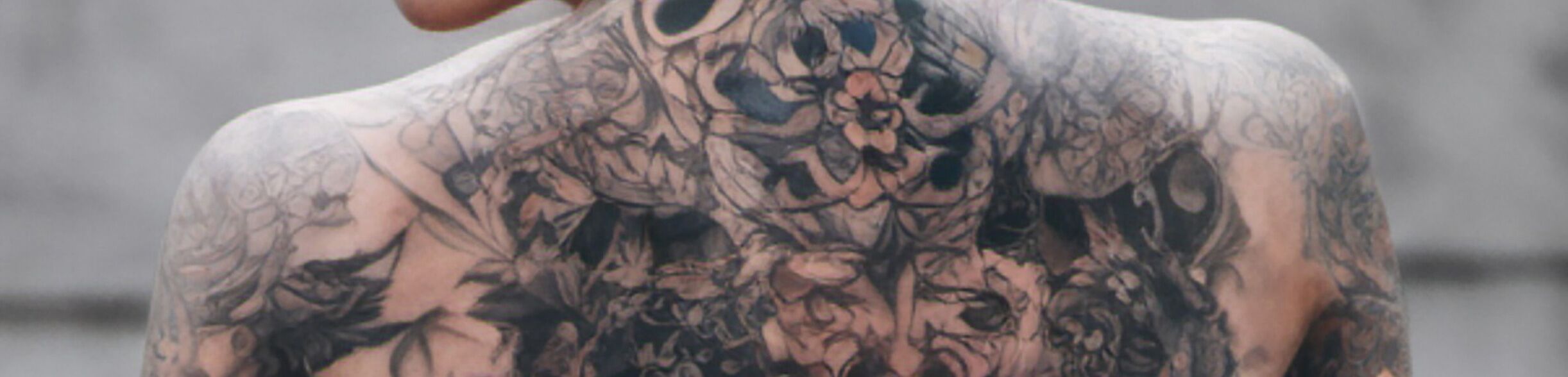 Tatuaggio floreale delicato sul braccio
